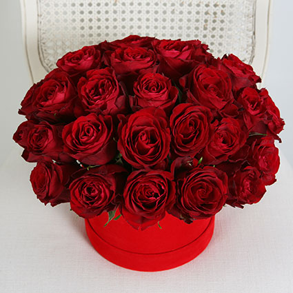 Красные розы в цветочной коробке